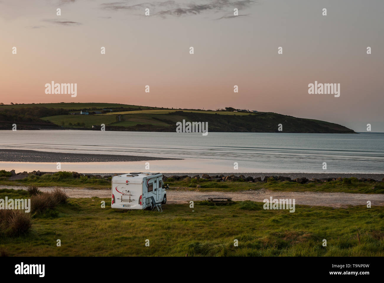 La vista del porto, Cork, Irlanda. Il 20 maggio 2019. Un pittoresco alba per il pernottamento dei camper in un camper a Harborview, Co. Cork, Irlanda. Credito: David Creedon/Alamy Live News Foto Stock