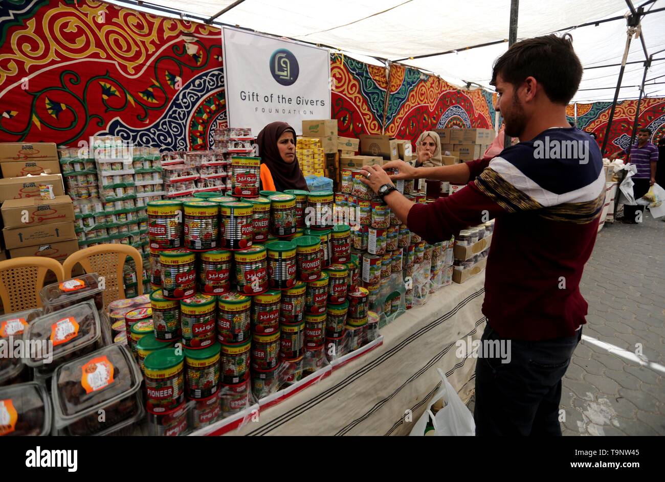 Khan Younis, Striscia di Gaza, Territori palestinesi. Il 20 maggio 2019. Palestinesi shop presso il mercato di beneficenza per le famiglie povere, finanziato da ''dono dei prestatori di'' in Sud Africa, in Khan Younis nel sud della striscia di Gaza, il 20 maggio 2019 Credit: Ashraf Amra/immagini APA/ZUMA filo/Alamy Live News Foto Stock