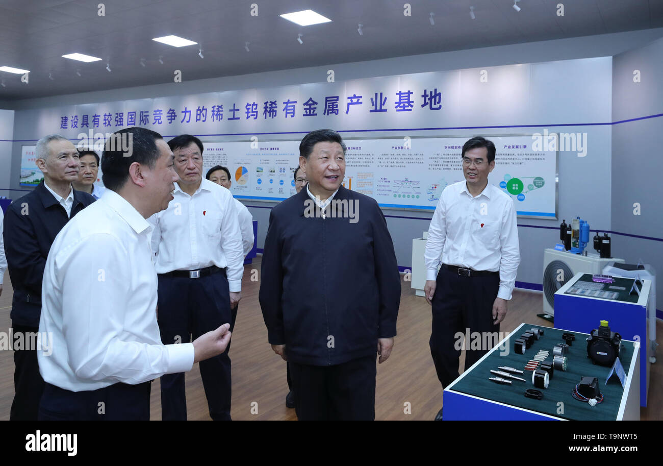 Ganzhou, Partito Comunista della Cina Comitato Centrale e Presidente della Commissione militare centrale. Il 20 maggio 2019. Il presidente cinese Xi Jinping, anche segretario generale del Partito Comunista della Cina Comitato Centrale e Presidente della Commissione militare centrale, impara circa il processo di produzione e di funzionamento della JL MAG Rare-Earth Co. Ltd. nonché lo sviluppo della terra rara nel settore della città di Ganzhou in Cina orientale della provincia di Jiangxi il 20 maggio 2019. Xi Jinping visitato Jiangxi Provincia lunedì su un giro di ispezione. Credito: Ju Peng/Xinhua/Alamy Live News Foto Stock