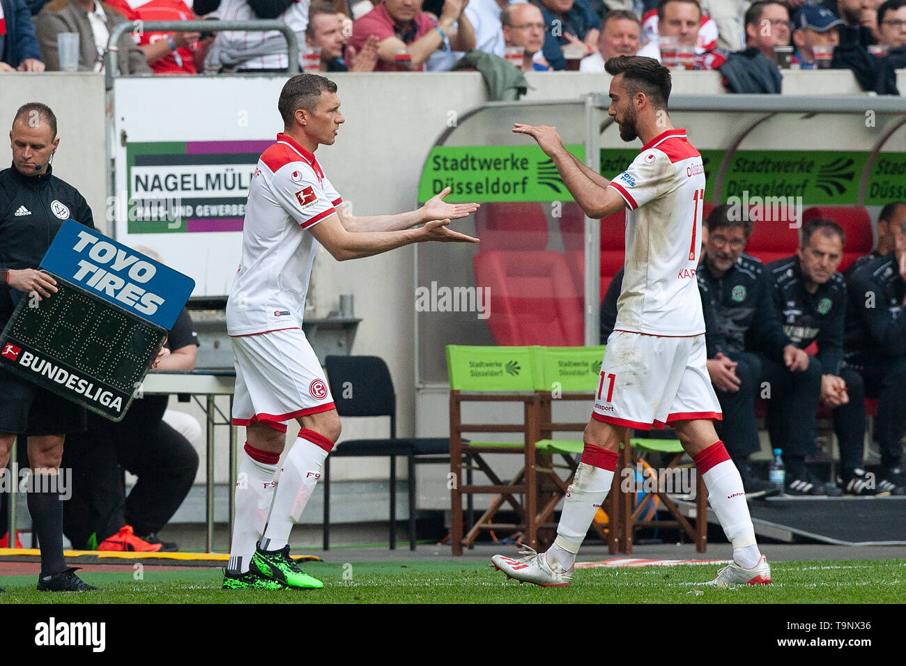 Oliver fink (D, sinistra) è sostituito per Kenan KARAMAN (D, re.) nel gioco. Modifica, sostituzione, sostituzione. 79. min. calcio 1. Bundesliga, 34. Giornata Fortuna Dusseldorf 1895 eV (D) - Hannover 96 (H), 2: 1, su 18/05/2019 a Duesseldorf (Düsseldorf) / Germania. | Utilizzo di tutto il mondo Foto Stock