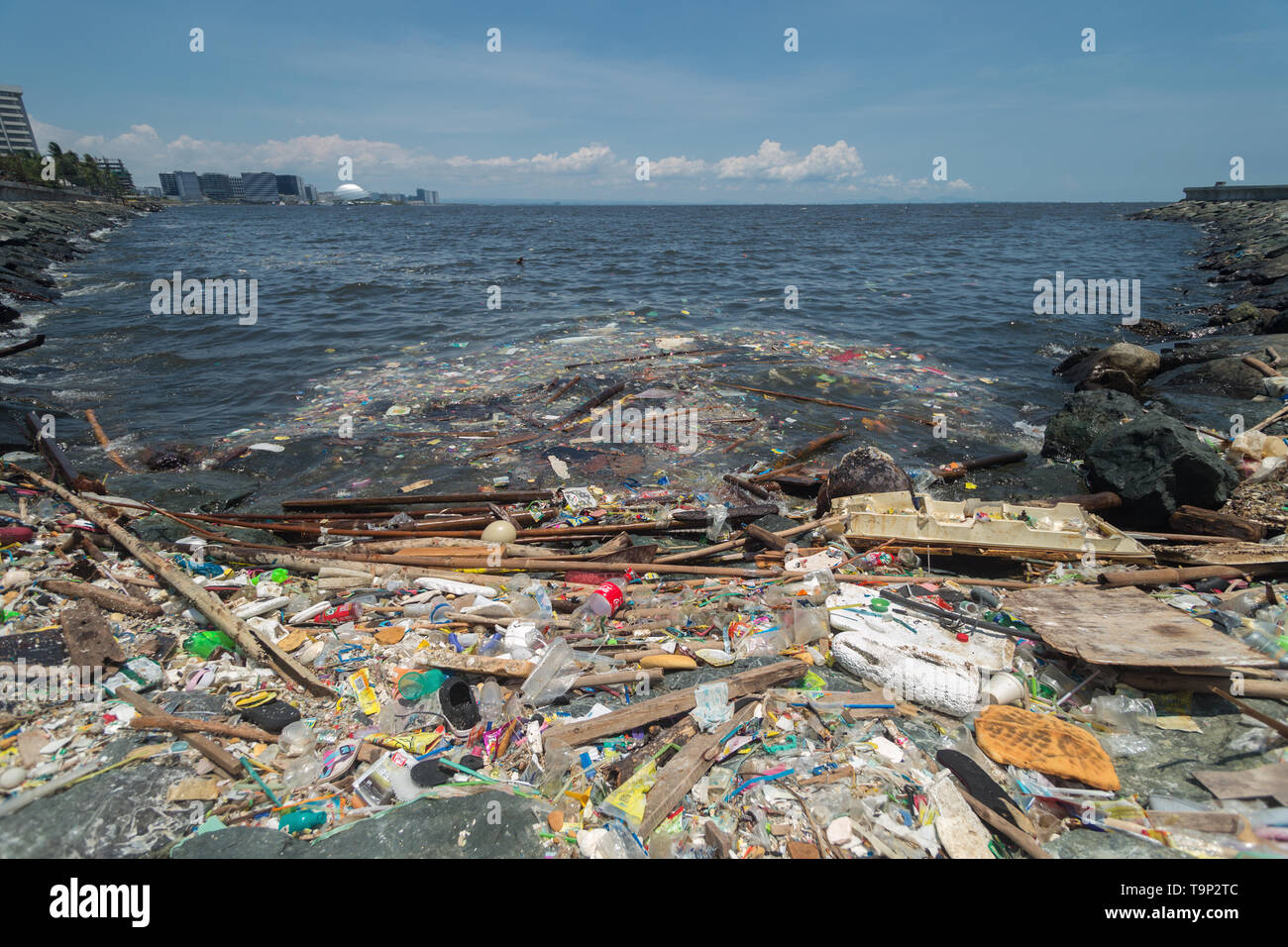 Manila, Filippine - Maggio, 18, 2019: oceano inquinamento in plastica a Manila Bay shore Foto Stock