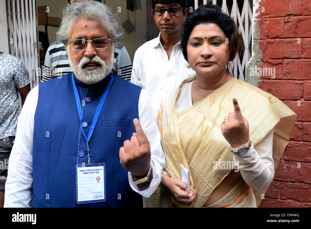 Kolkata, India. 19 Maggio, 2019. Congresso Trinamool o TMC candidati per il Nord Kolkata circoscrizione Sudip Bandyopadhyay (sinistra) e sua moglie TMC Nayana MLA Bandyopadhyay mostra il dito contrassegnato con inchiostro indelebile dopo di esprimere il loro voto durante la fase ultima di Lok Sabha Elction. Credito: Saikat Paolo/Pacific Press/Alamy Live News Foto Stock