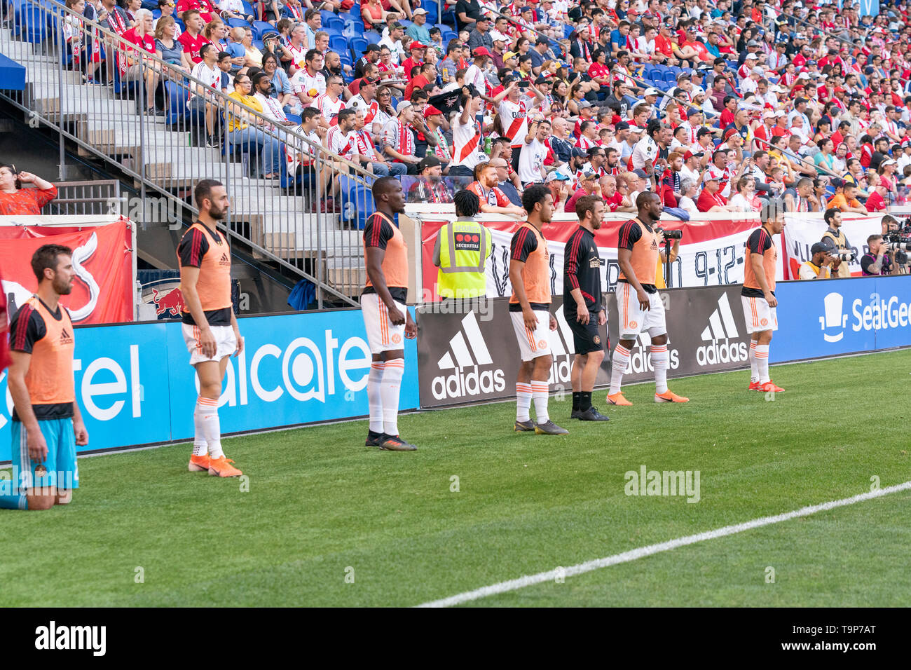 Harrison, NJ - 19 Maggio 2019: sostituti di Atlanta United FC il riscaldamento durante il normale gioco MLS contro Red Bulls in Red Bull Arena, Red Bulls ha vinto 1 - 0 Foto Stock