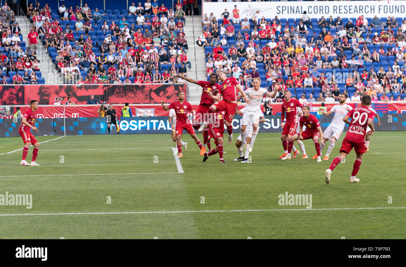 Harrison, NJ - 19 Maggio 2019: i giocatori di Red Bulls difendere durante il normale gioco MLS contro Atlanta United FC a Red Bull Arena, Red Bulls ha vinto 1 - 0 Foto Stock