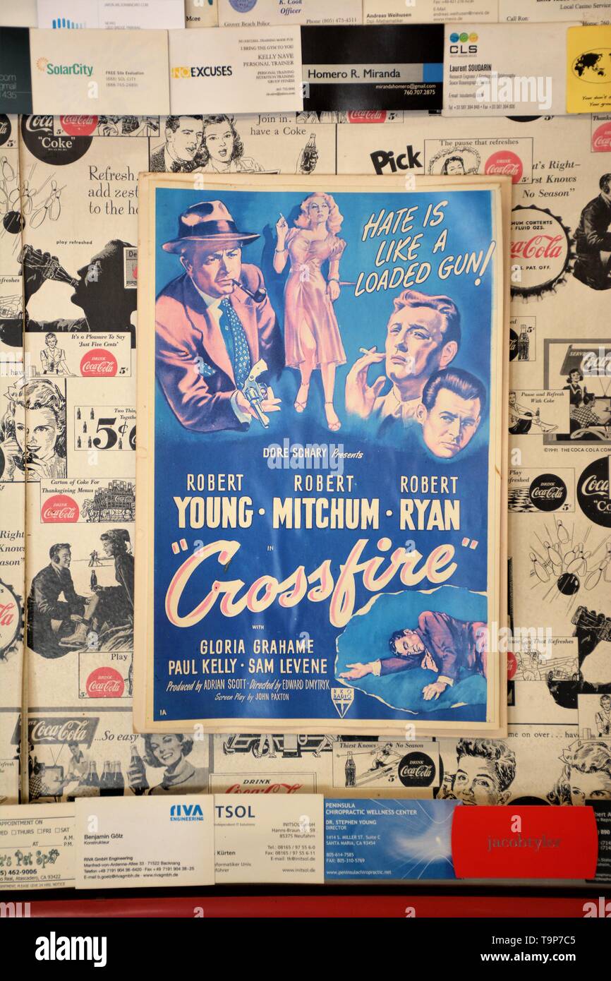 1947 film poster per la Crossfire con Robert giovane, Mitchum e Robert Ryan, girato in Encino e Hollywood, California America USA Foto Stock