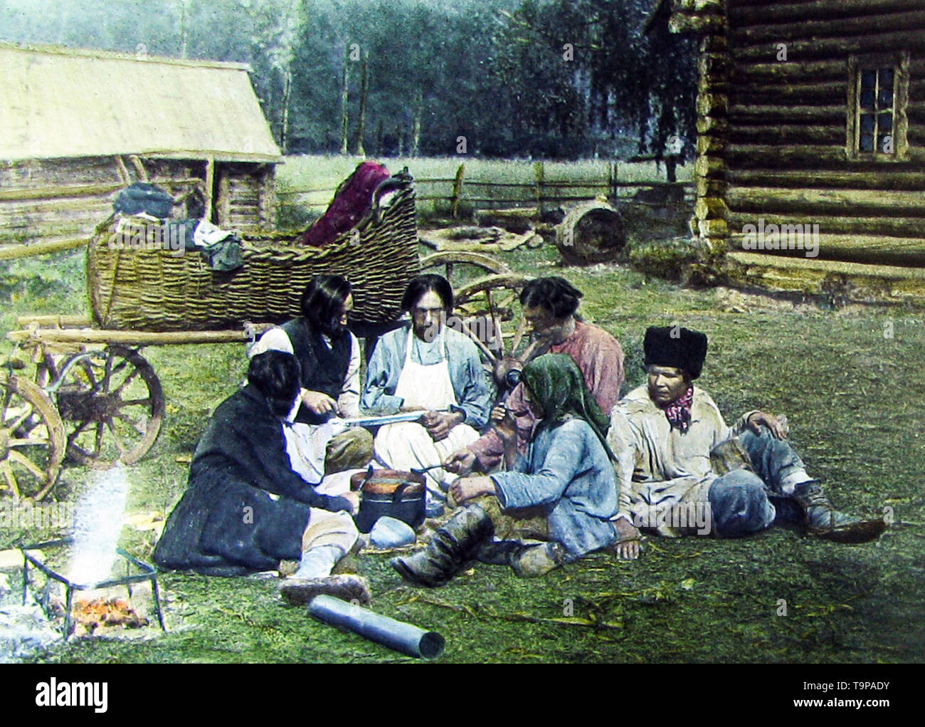 Famiglia di contadini e tarantass, Russia, mano foto colorate Foto Stock
