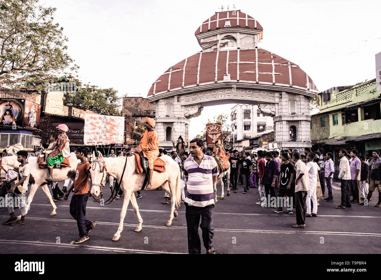 Bengalee,l'anno- fine ,Carnevale,passando attraverso,heritage Kalighat Arch,Hazra,Road, Kolkata,l'India. Foto Stock