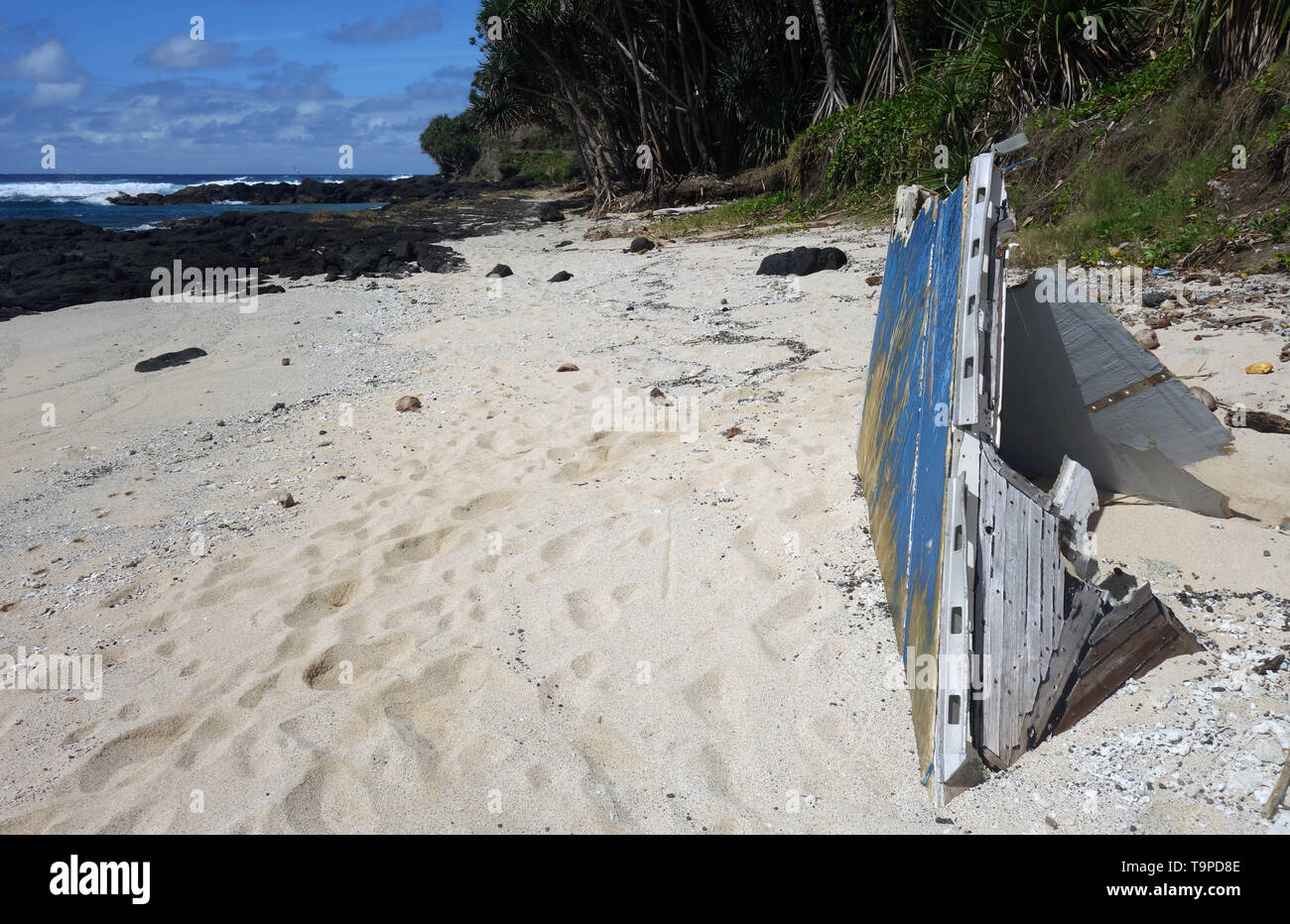 Prua di naufragare yacht lavato fino sulla spiaggia, White Beach, vicino a Port Risoluzione, Tanna, Vanuatu. N. PR Foto Stock