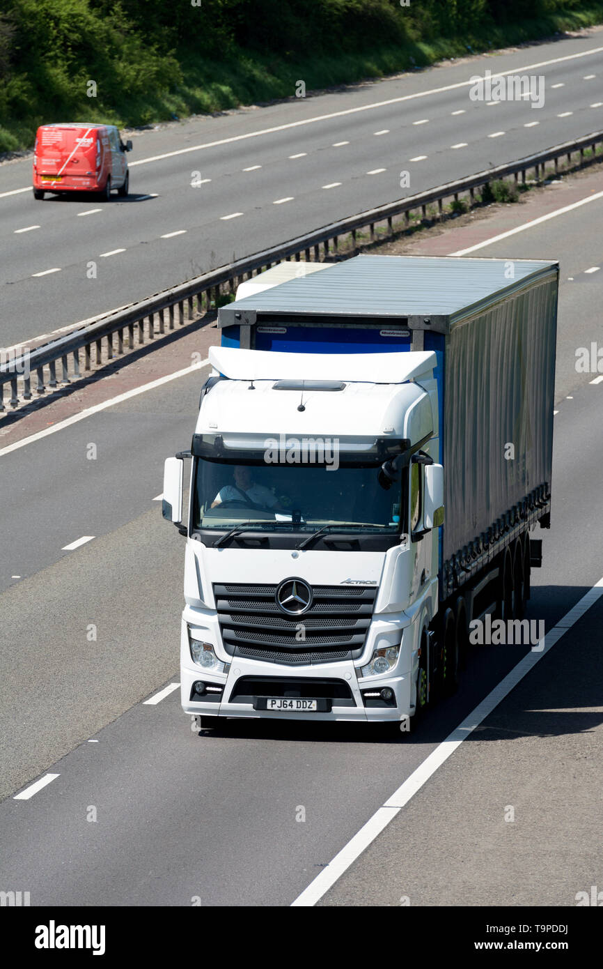 Una Mercedes Actros camion sull'autostrada M40, Warwickshire, Regno Unito Foto Stock