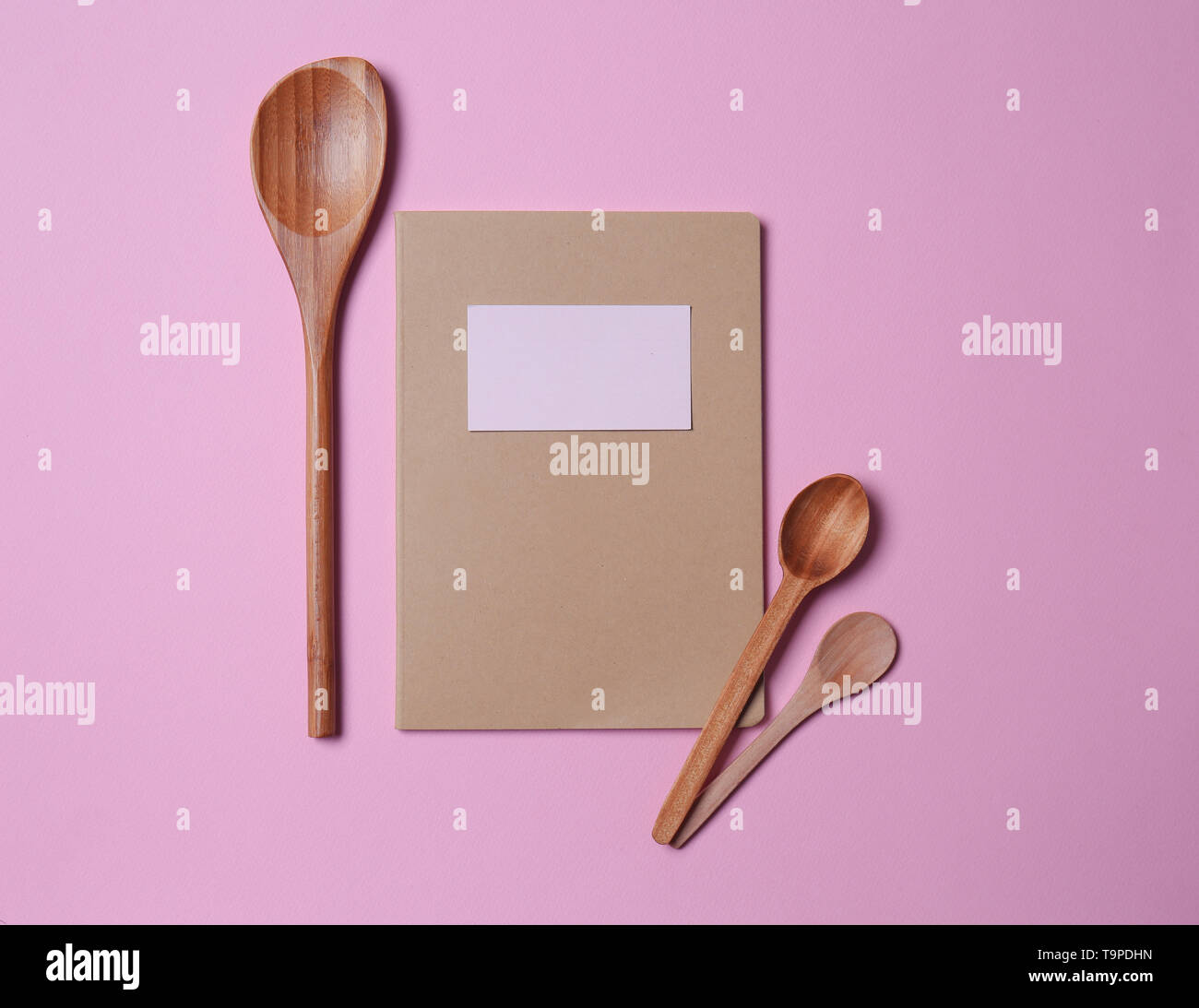 Blank notebook con scheda e utensili sul colore di sfondo Foto Stock