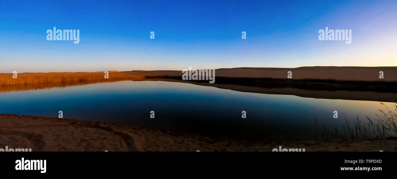 Panorama paesaggio di grande mare di sabbia e il lago intorno all'oasi di Siwa al tramonto, Egitto Foto Stock