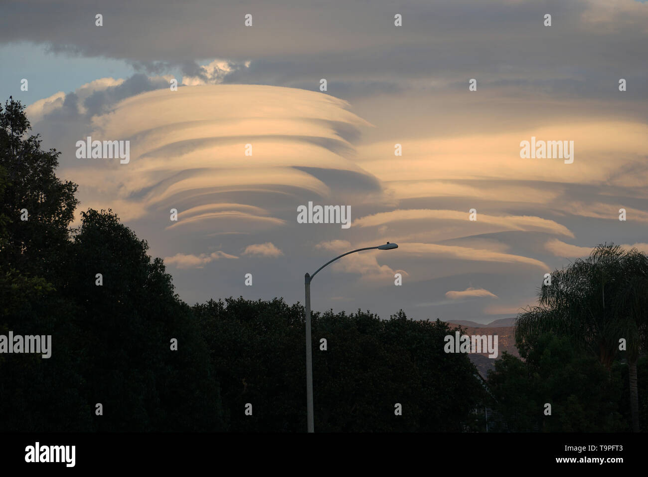 A forma di UFO nuvole Foto Stock