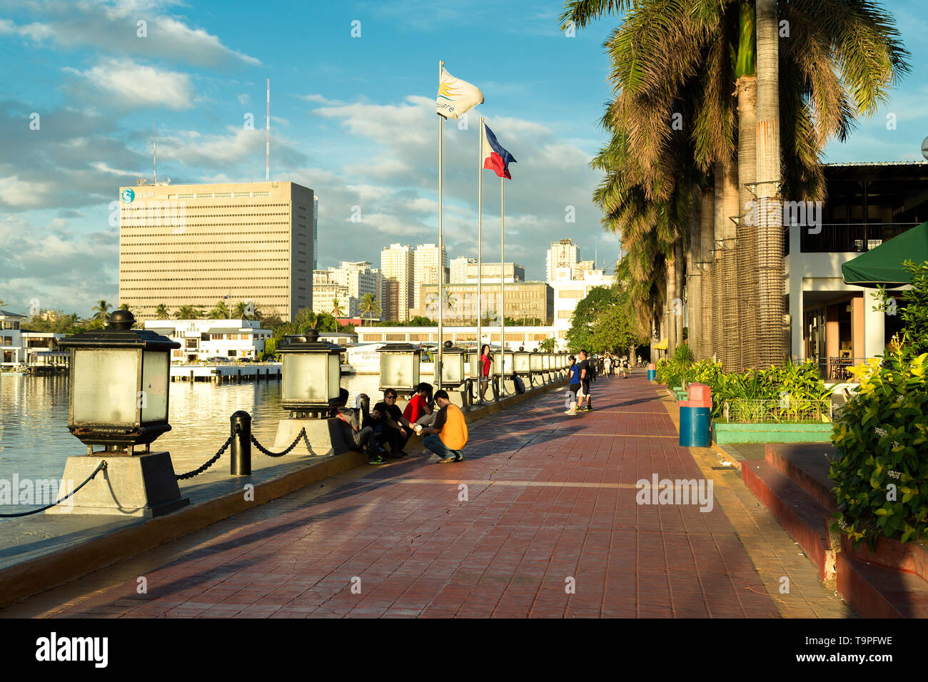 Piazza del porto, la baia di Manila in una giornata di sole Foto Stock