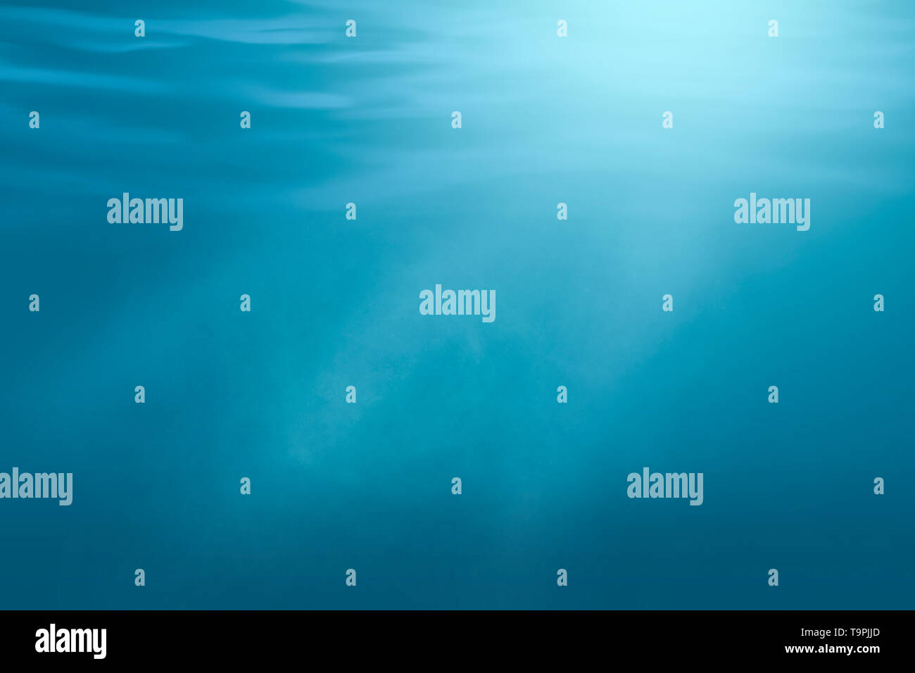 Scena subacquea illustrazione con i raggi di luce. Blu sfondo lucido Foto Stock