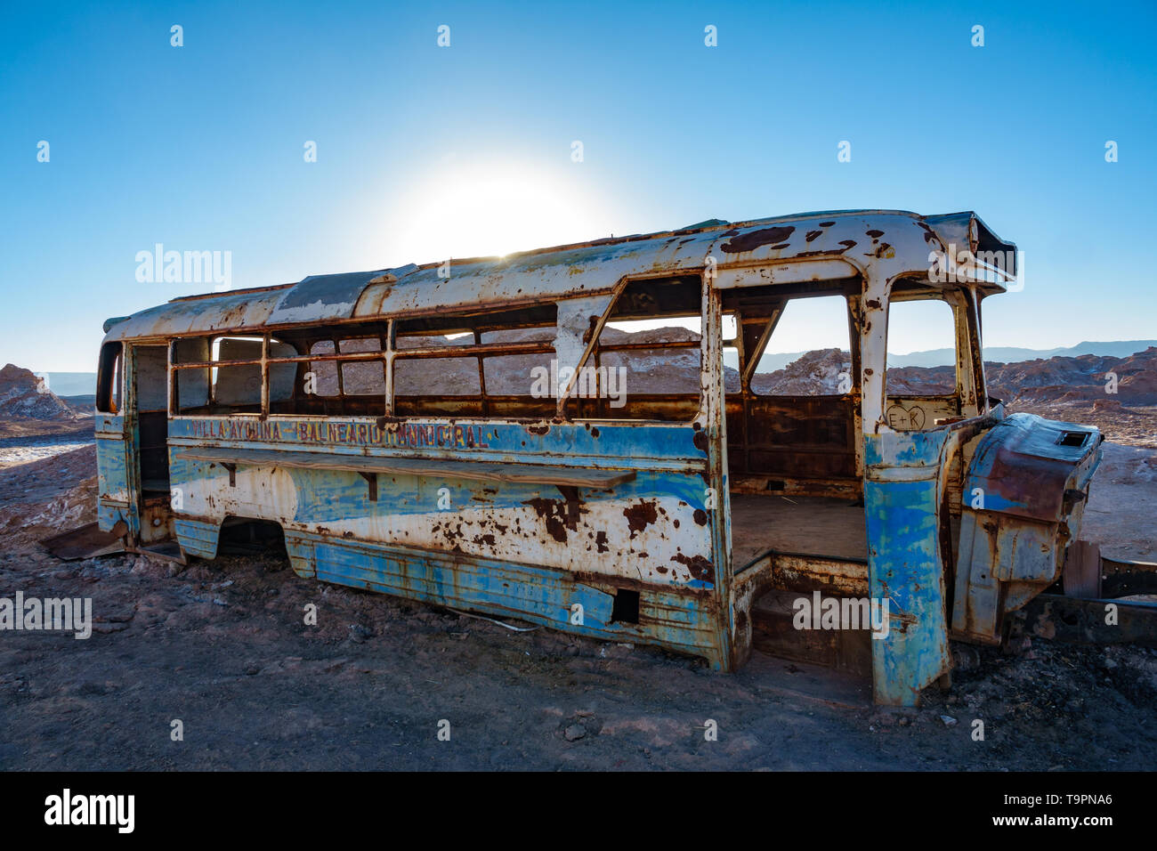 Abbandonato retroilluminato bus nel deserto di Atacama, Cile Foto Stock