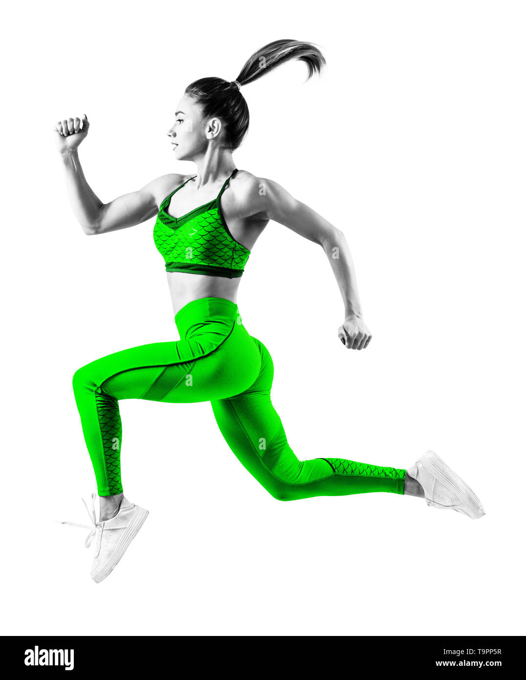 Giovane donna runner in verde sportswear saltare in aria. Foto Stock