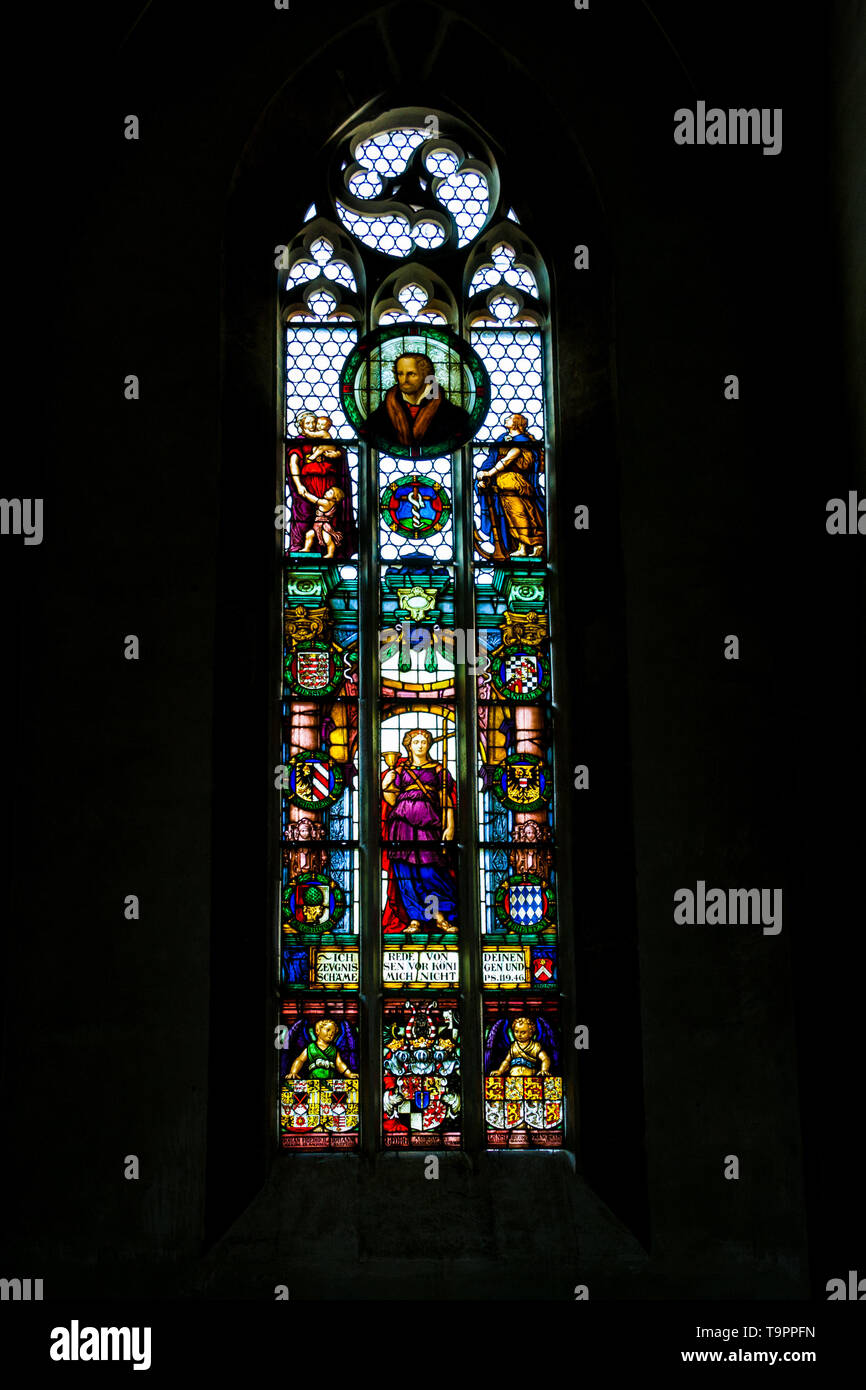 Bella vetrata chiesa finestra raffigurante il Salmo 119:46 dalla chiesa di San James (St. Jakob), una storica chiesa protestante in Rothenburg ob der... Foto Stock