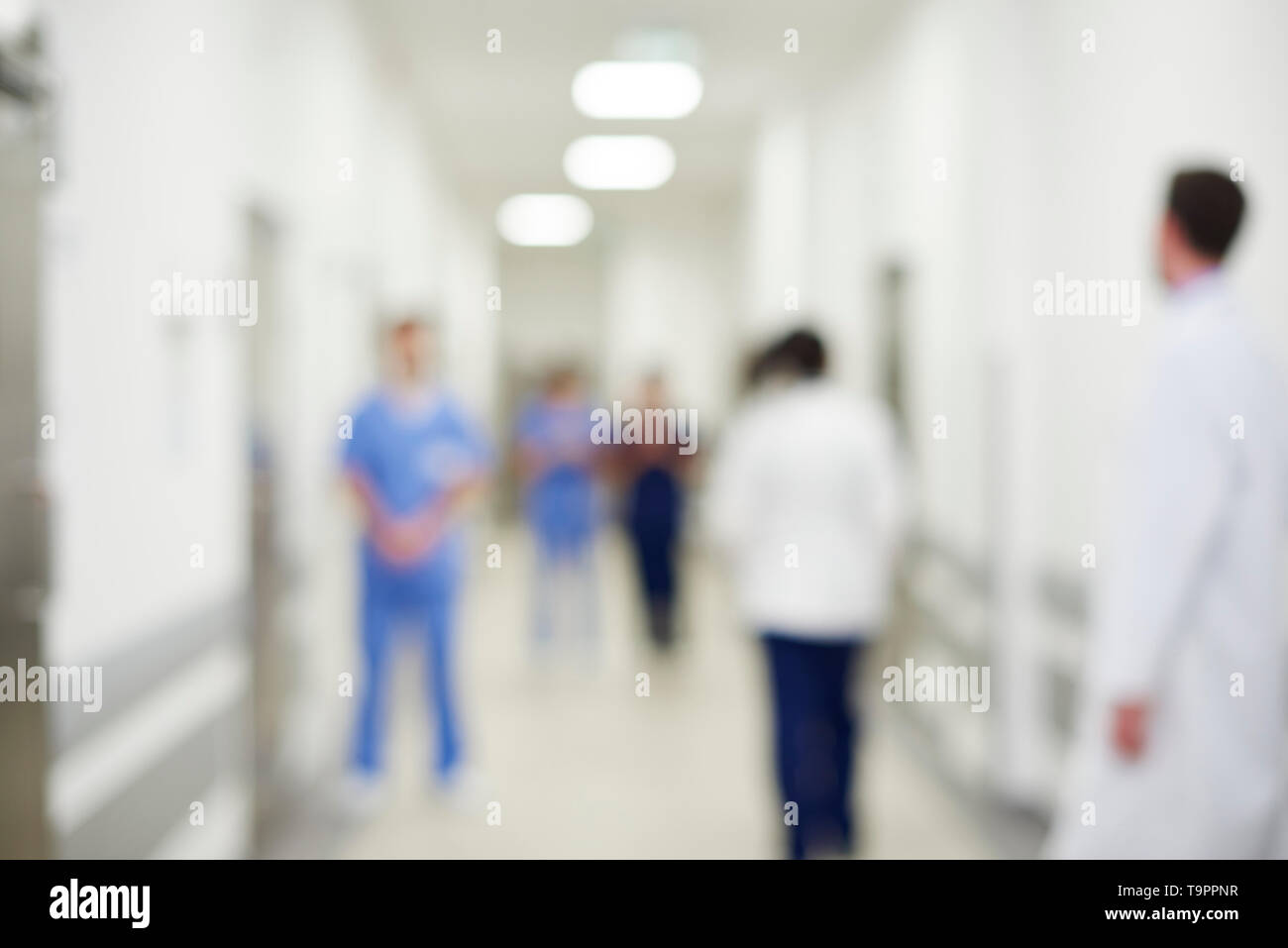 Vista offuscata dei medici sul corridoio in ospedale Foto Stock