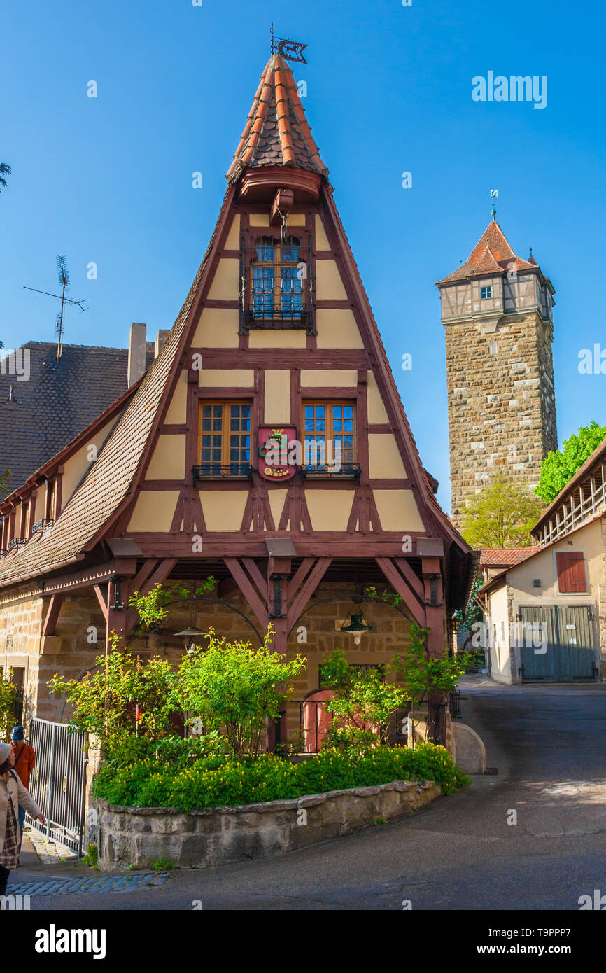 Bella vista della vecchia fucina (Gerlachschmiede) con il suo grazioso timpano piuttosto windows e vibrante stemma a Rothenburg ob der Tauber. Dietro wi Foto Stock