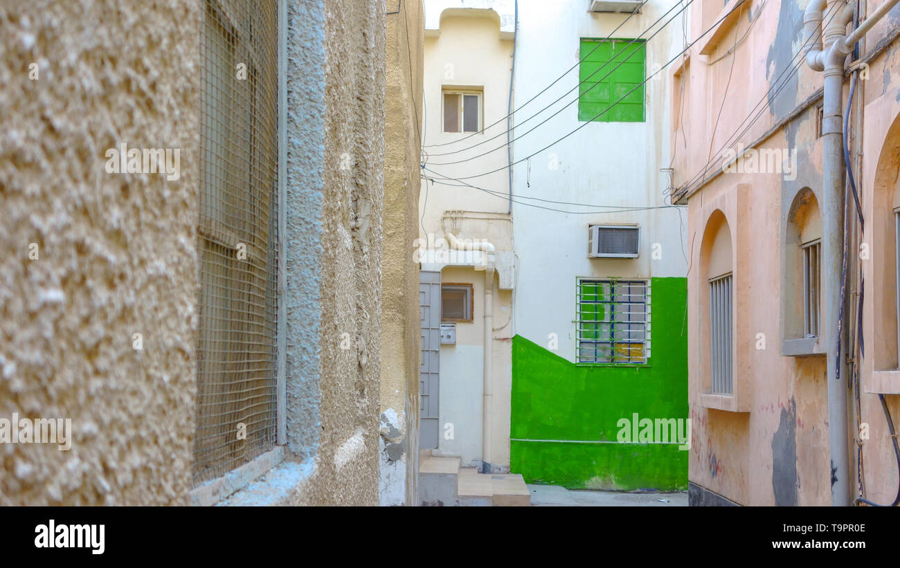 Vicolo vuoto e colorate case tradizionali in Muharraq, Barhain Foto Stock