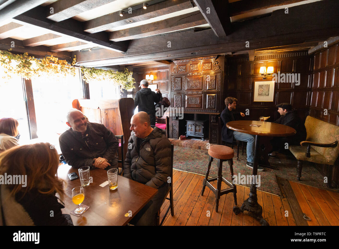King Charles House Worcester - persone a bere all'interno di questo edificio medievale, ora un pub, New Street, Worcester, WORCESTERSHIRE REGNO UNITO Foto Stock