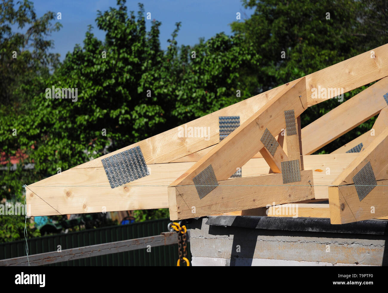 Close up su un angolo della costruzione di copertura. Tetto in legno telaio Costruzione casa Foto Stock