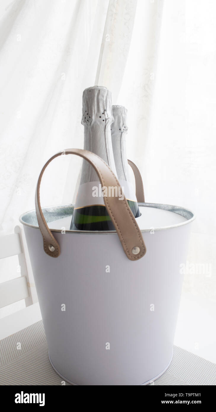 Celebrazione sfondo con champagne o bottiglie di champagne. Il giorno di San Valentino celebrazioni. Colpire le tazze. Da offrire per il nuovo anno. Le notti di estate Foto Stock