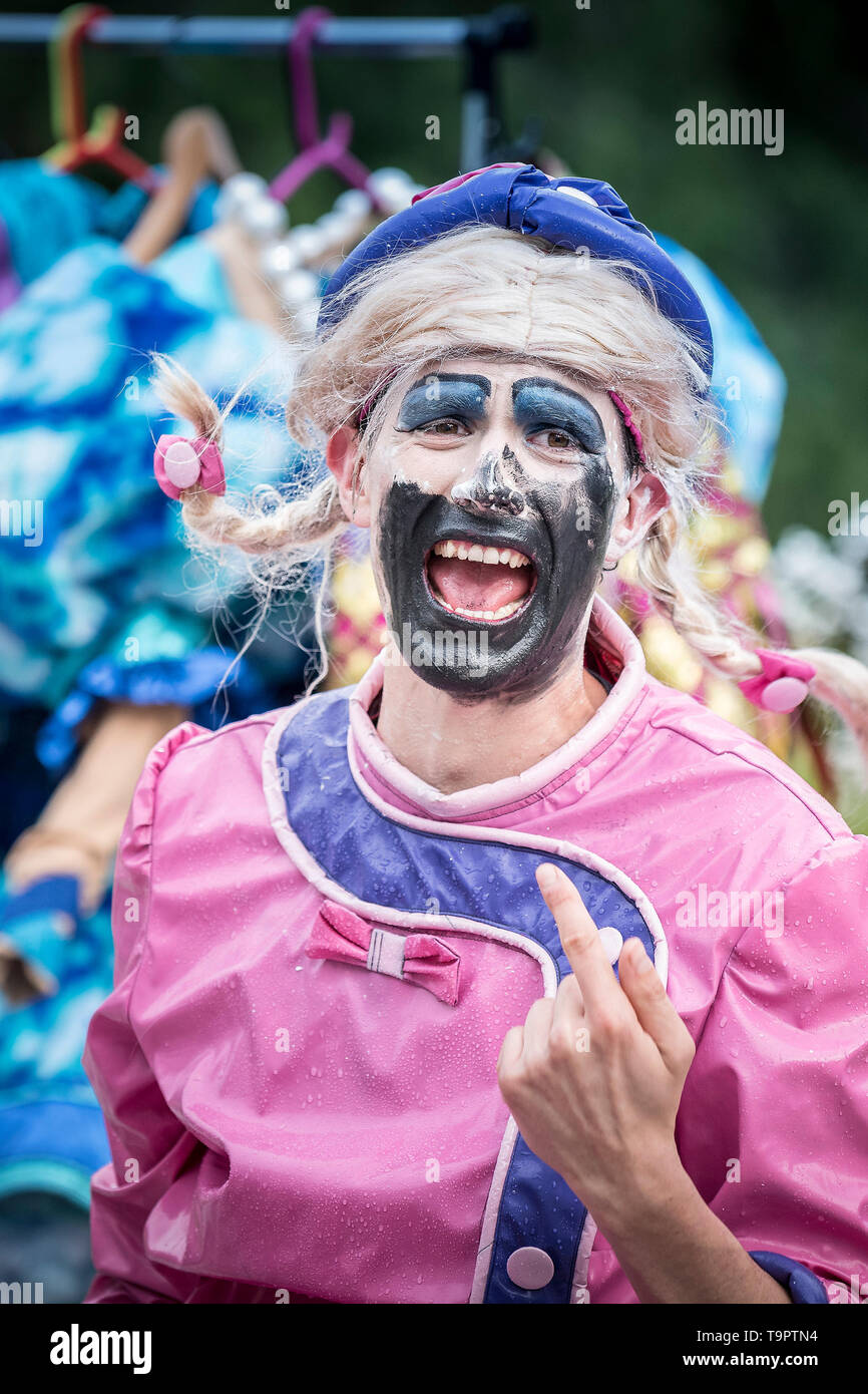 Oh no, non lo è. Un vivace e colorato spettacolo teatrale presentato da LKT produzioni a Trebah giardino in Cornovaglia. Foto Stock