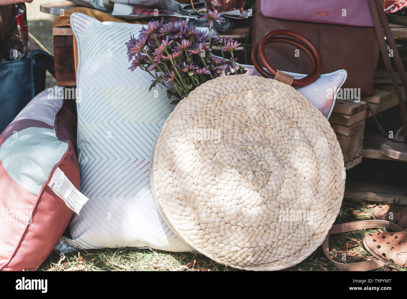 Tessuto round borsa di paglia, fiori colti di fresco Foto Stock