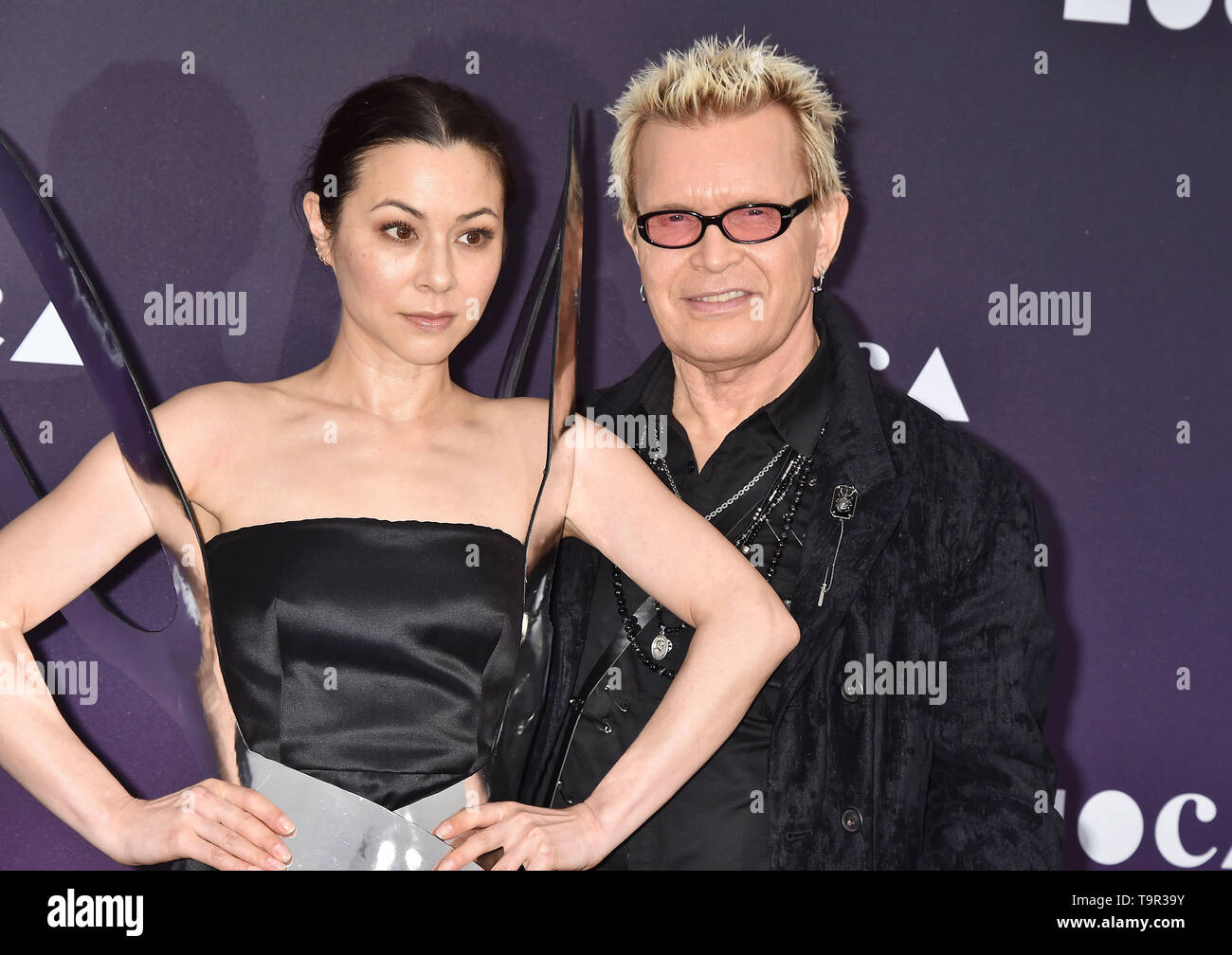 LOS ANGELES, CA - 18 Maggio: Cina Chow (L) e Billy Idol frequentare il beneficio MOCA 2019 al Geffen Contemporary al MOCA il 18 maggio 2019 a Los Angeles, California. Foto Stock