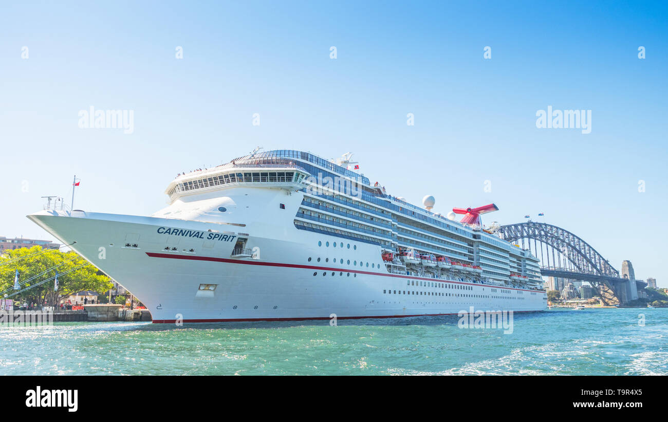 SYDNEY, Australia - 11 febbraio 2019: il carnevale spirito crociera ancorato vicino a Sydney Harbour Bridge nel porto di Sydney. Foto Stock