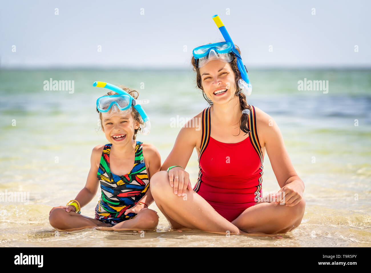 Giovane madre e figlia piccola per godersi la spiaggia nella Repubblica Dominicana Foto Stock