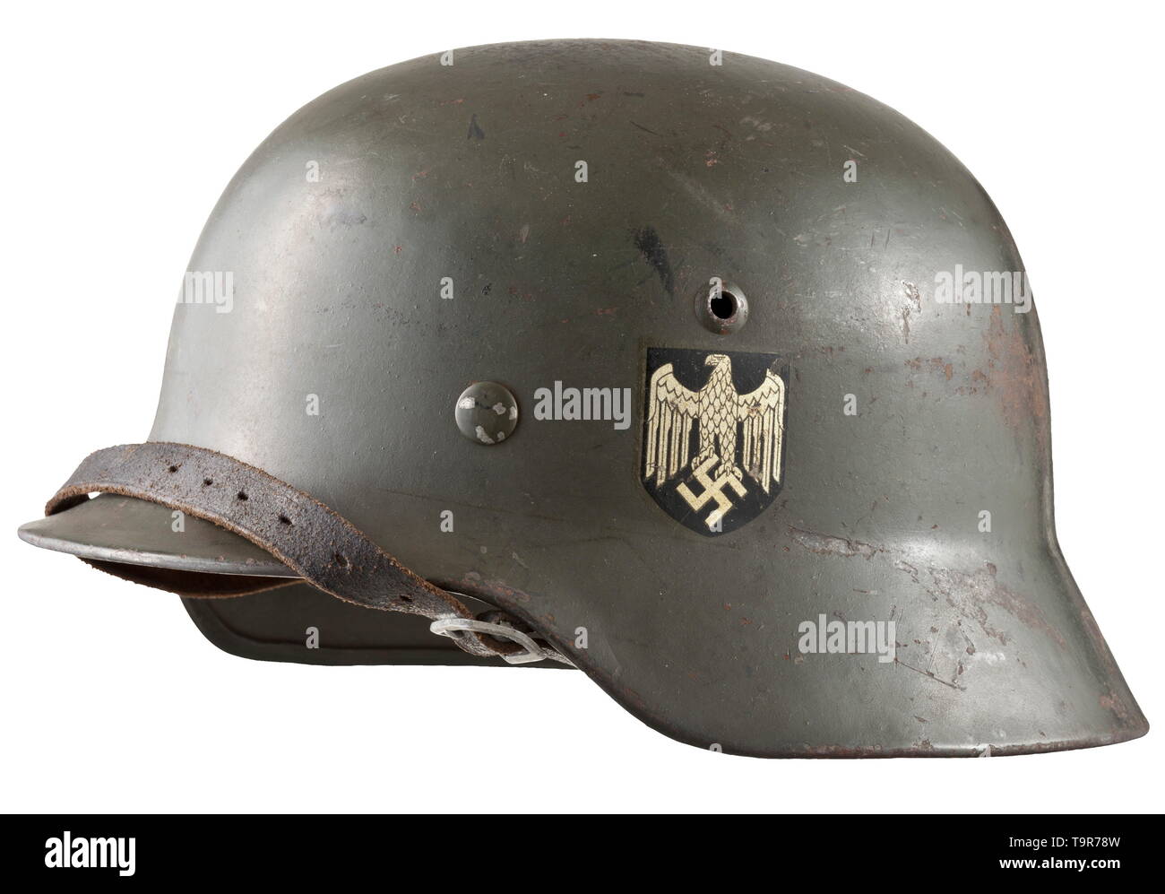 Un casco in acciaio M 35 per il personale dell'esercito con timbro di accettazione a partire dall'anno 1939 cranio in acciaio verniciato di verde di Apple (la vernice circa 90% conservati) con Maker's Mark 'ET62' (Thale Iron Works, Harz), '4174' e il timbro di accettazione dell esercito e della Marina ufficio appalti. Entrambi i distintivi sono quasi completamente intatto il rivestimento interno con chinstrap. storica, storica, esercito, eserciti, forze armate, militare, militaria, oggetto, oggetti, alambicchi, clipping, clippings, tagliate, cut-out, ritagli del xx secolo, Editorial-Use-solo Foto Stock