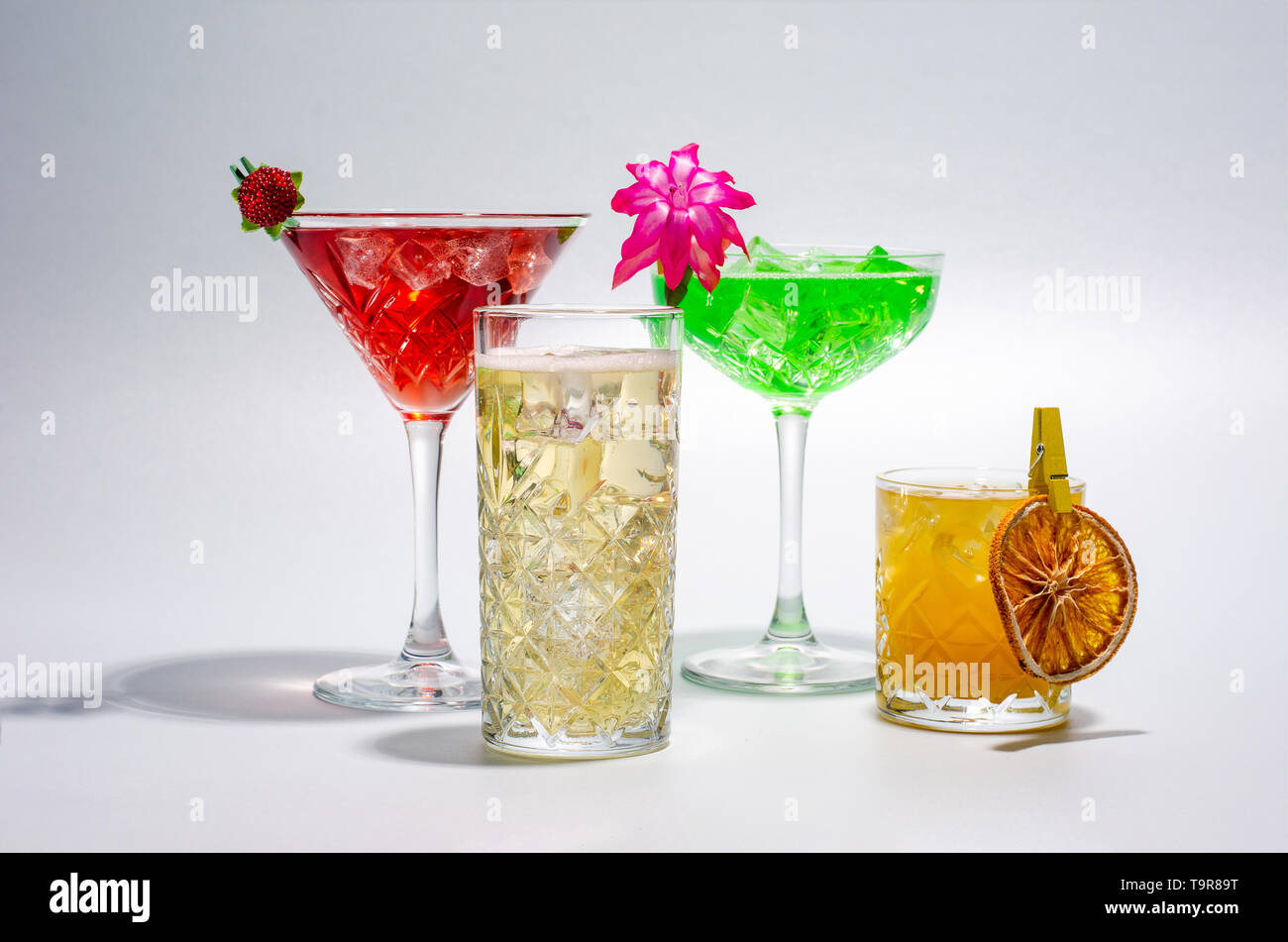 Vari cocktail su una luce e uno sfondo scuro. Foto Stock