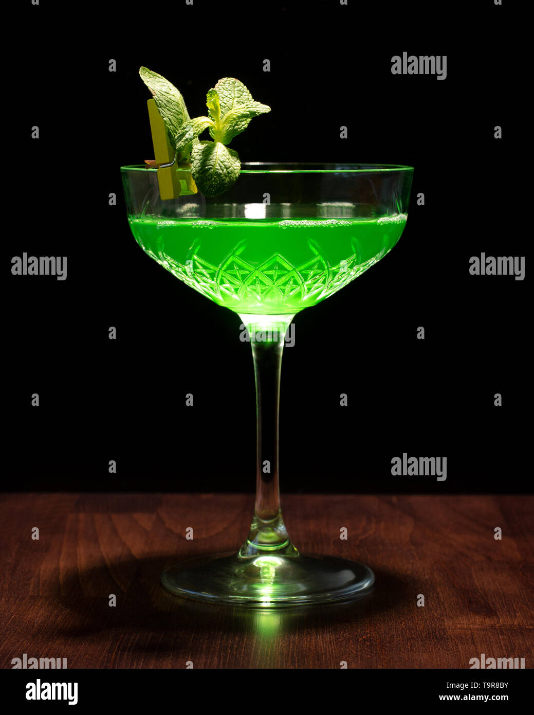 Vari cocktail su una luce e uno sfondo scuro. Foto Stock