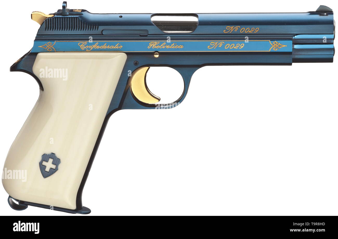 Un SIG JP 210 pistola commemorativa '700 Jahre Schweizerische Eidgenossenschaft', nel suo scrigno Cal. 9 mm Parabellum, n. 0029. I numeri corrispondenti. Foro luminoso. Prodotto nel 1991. Finito in altamente lucidato, royal blue rivestimento metallico. Gold-intarsiato linea orlato incisioni su entrambi i lati, centrale croce svizzera. Sulla sinistra segnata in oro '1291 - 1991', sulla destra "Confoederatio Helvetica n. 0029". Parti funzionali matt dorato. Buon grip Ivorylite pannelli con la croce svizzera. In un lussuoso cofanetto in legno di noce, dimensioni 27 x 24 x 7 cm, foderato con opaco blu e camosci, Additional-Rights-Clearance-Info-Not-Available Foto Stock