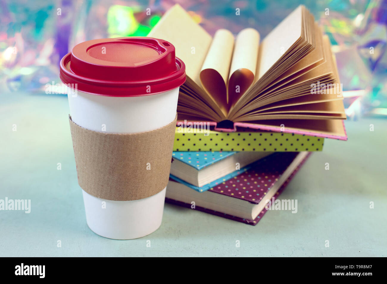 Libro bianco tazza di caffè per andare con cancelleria Foto Stock