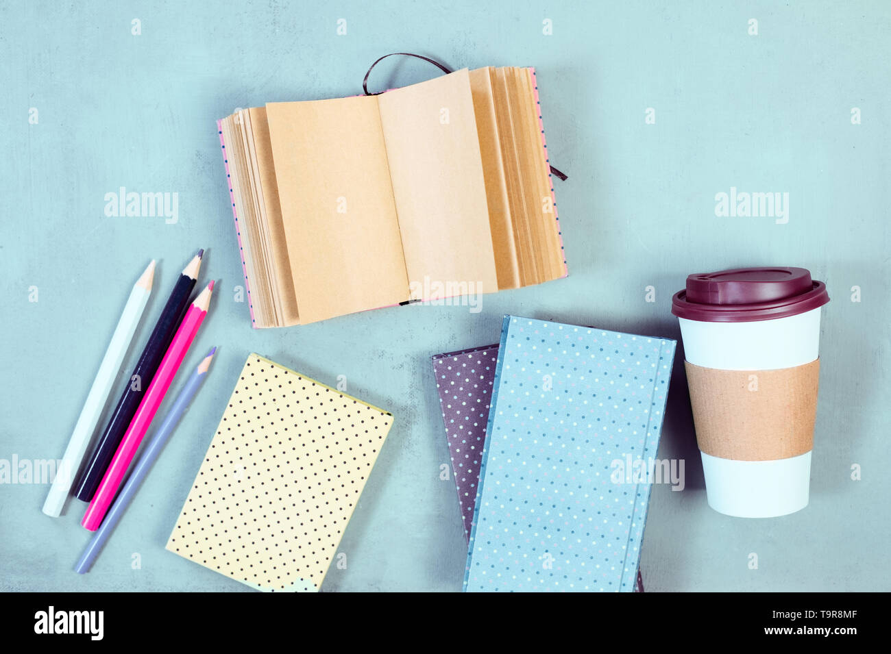 Libro bianco tazza di caffè per andare con cancelleria Foto Stock