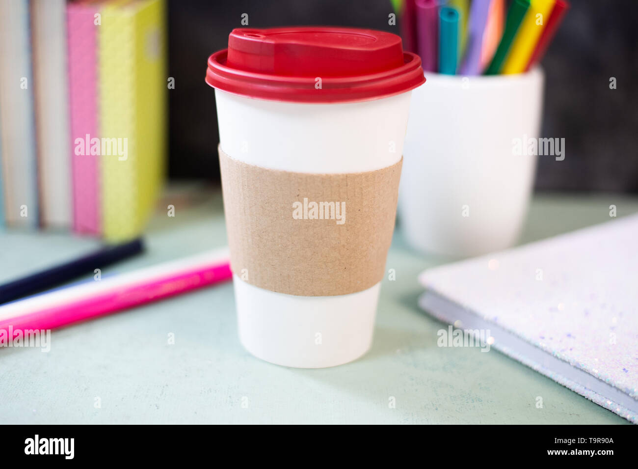 Libro bianco tazza di caffè per andare con cancelleria Foto Stock