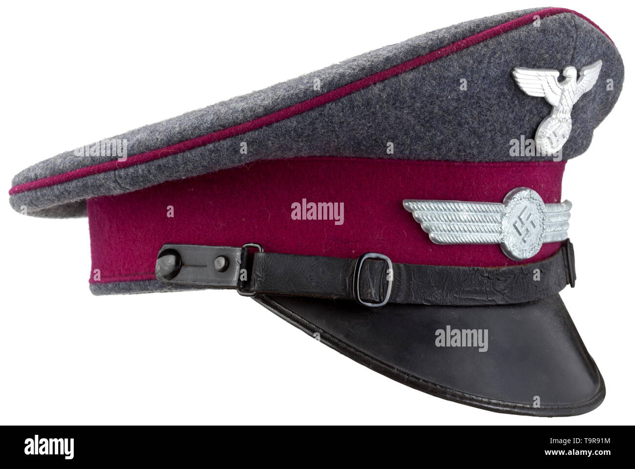 Una visiera berretto per i portieri e gli assistenti di sollevamento della Luftwaffe ministeri Luftwaffenblauer Wollstoff mit bordeauxroten Besatzstreifen und Vorstößen. Hellbraunes Futter mit Silberdruck "Carl Halfar Uniformmützenfabrik Berlino...1940', das Mützentrapez entfernt, gelöschte Stempel, braunes Schweißleder, unterseitig grüner Mützenschirm Vulkanfiber aus. Aluminiumadler, Feinzinkmützenschwinge in der Ausführung für das Zivilpersonal, schwarzer Lacklederriemen. Größe 56 1/2. Wohl eine der exotischsten, aber auch seltensten Kopfbedeckungen der Luftwaffe. storica, storica, Air Force, Editorial-Use-solo Foto Stock