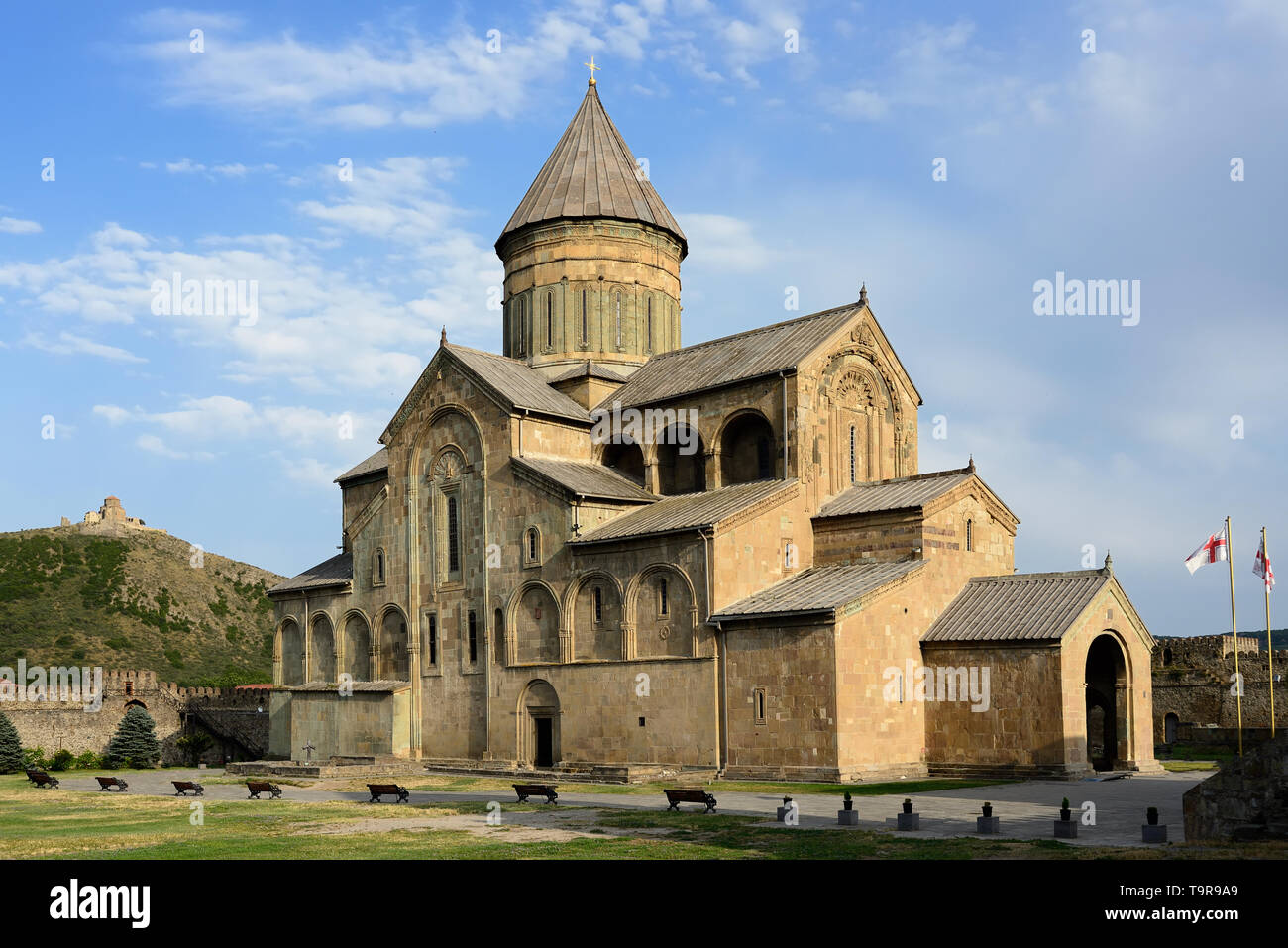 Svetitskhoveli cattedrale ortodossa nella città storica di Mtskheta, Georgia. Chiesa con murale di Zodiac. Foto Stock