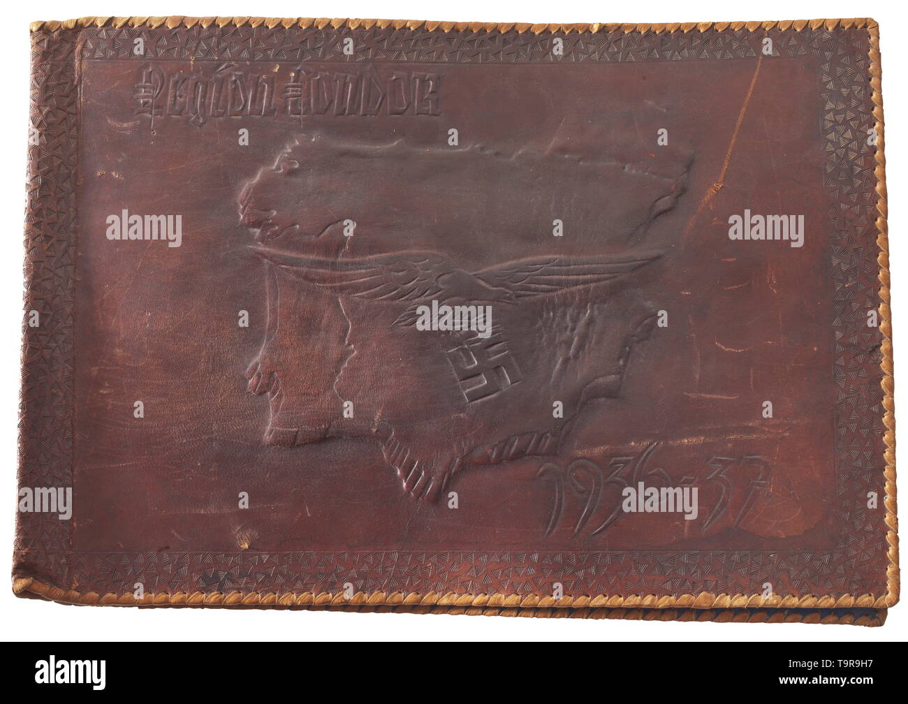 Un break di un ufficiale della Luftwaffe e membri della Legione Condor un pugnale M 37 per gli ufficiali, con un manico bianco di materiale sintetico e filo di argento wrap, nessun Maker's Mark sulla lama, ferro scabbard, fini di zinco pomo e quillons, completare con appendiabiti 'RZM U.E.10'. Un full-vestito Cintura con fibbia in alluminio, separatamente fissati eagle, di chi lo indossa le iniziali "W.E.' graffiato nel retro, nella confezione originale. Chiusura degli ordini con tre decorazioni, tra cui un lungo servizio premi per '4' e '12 anni". Parete ovest medaglia e guerra Croce di Merito di seconda classe con spade. Spagna, Milit, Editorial-Use-solo Foto Stock