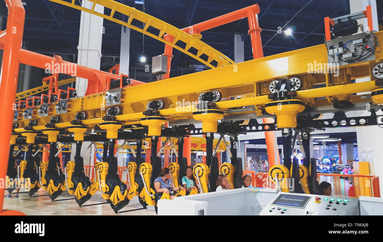 Immagine del roller coaster carrelli e via nel parco divertimenti al centro commerciale per lo shopping Foto Stock