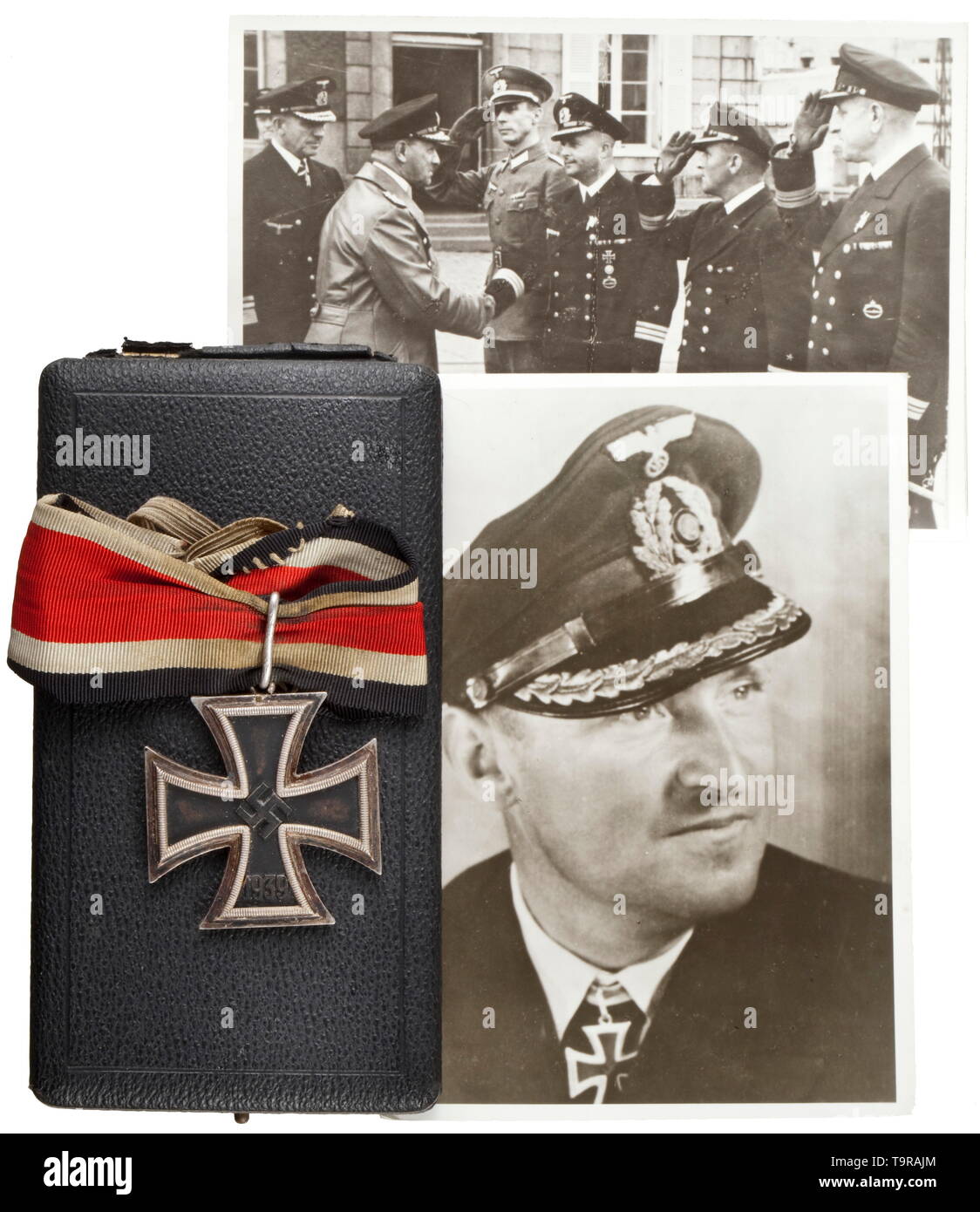 Un cavaliere del Cross della croce di ferro - la parte anteriore è prodotta e resa presentazione caso del Korvettenkapitän Georg Pinkepank modificati, indossato cavaliere del Cross della croce di ferro di seconda classe sul originariamente collo personalizzato nastro. L'anello sulla croce di ferro ritorti, l'anello di sospensione piegato in una verticale di forma ovale, il collo cucito a nastro con una fascia elastica. Con un ulteriore del cavaliere del collo trasversale di nastro e presentazione caso (la copertura della cerniera in qualche modo danneggiato) con angoli arrotondati e linee in rilievo. Include due estratti dal Pinkepank certificato del libro dalla Deutsche Sch, Editorial-Use-solo Foto Stock