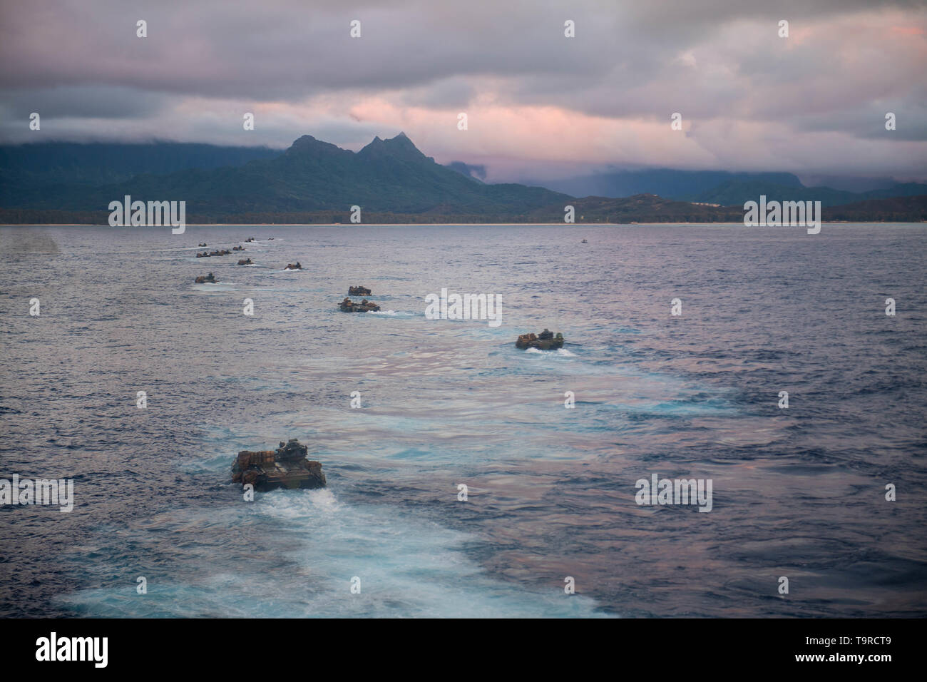 190511-N-HD110-0311 HAWAII (11 maggio 2019) assalto veicoli anfibi, assegnato all'undicesimo Marine Expeditionary Unit, uscire dalla ben coperta della harpers Ferry-classe dock anfibio sbarco nave USS harpers Ferry (LSD 49). Marinai e Marines del Boxer anfibio gruppo pronto (ARG) e xi Marine Expeditionary Unit (MEU) sono imbarcati su harpers Ferry per un regolarmente-distribuzione programmata. (U.S. Foto di Marina di Massa lo specialista di comunicazione di terza classe Danielle A. Baker) Foto Stock