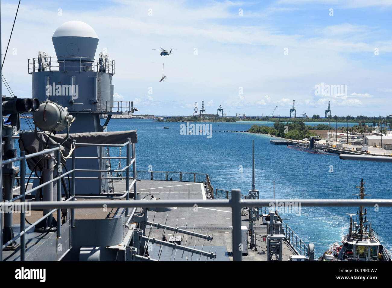 190520-N-DW433-058 GUAM (20 maggio 2019) - USA 7 ammiraglia della flotta USS Blue Ridge (LCC 19) arriva per una visita porta a Guam. Blue Ridge è la più antica nave operativa nella marina e come 7 comando della flotta navale, è responsabile per la promozione di relazioni all interno della regione Indo-Pacifico. (U.S. Foto di Marina di Massa lo specialista di comunicazione di terza classe Angeles A. Miron) Foto Stock