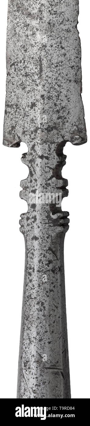 Un Militare Italiano lancia la prima metà del XVI secolo snello, pesantemente lama rigata, con decorazioni cesellato alla base. Sfaccettature, presa conica. Round scorta di legno duro di data successiva. Lunghezza 231 cm. storica, storica, Additional-Rights-Clearance-Info-Not-Available Foto Stock