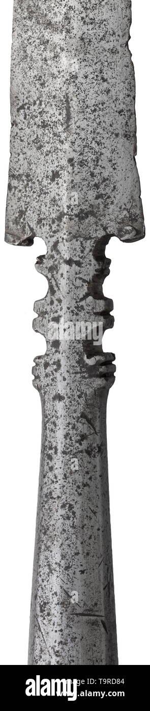 Un Militare Italiano lancia la prima metà del XVI secolo snello, pesantemente lama rigata, con decorazioni cesellato alla base. Sfaccettature, presa conica. Round scorta di legno duro di data successiva. Lunghezza 231 cm. storica, storica, Additional-Rights-Clearance-Info-Not-Available Foto Stock