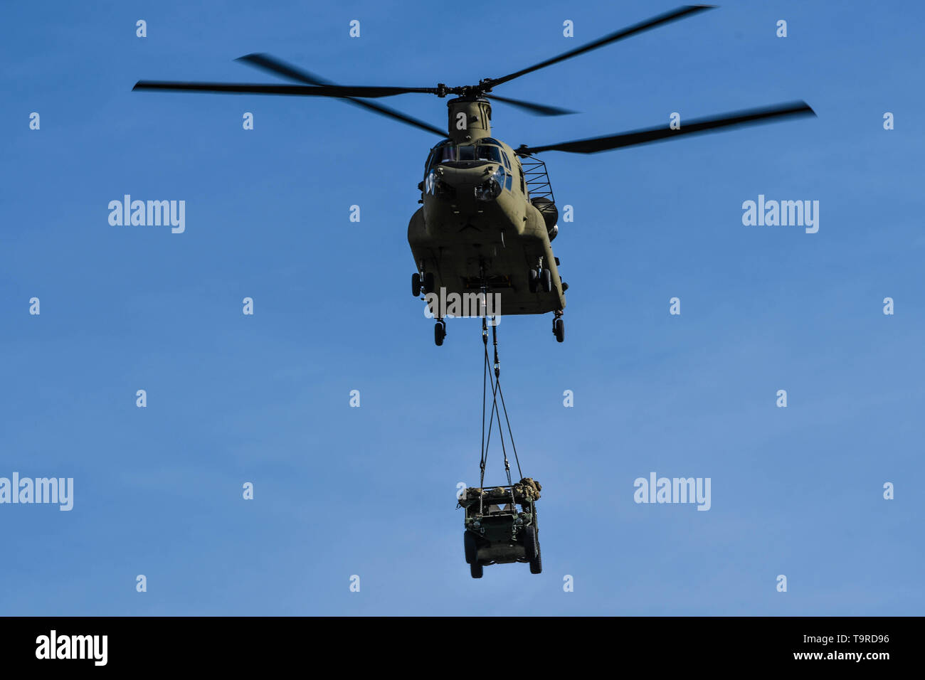 Un U.S. Esercito CH-47 F-modello Chinook da Bravo Company, 2° Battaglione, 1a combattere la Brigata Aerea, 1a Divisione di Fanteria di paranchi 173rd della brigata di fanteria combattere Team (Airborne) nuovissimo veicolo l'esercito la mobilità a terra il veicolo durante la fase di esercizio una risposta immediata a Udbina Air Base, Croazia, 17 maggio 2019. Esercizio risposta immediata è un esercizio di multinazionale co-guidato dal croato di Forze Armate, slovena delle Forze Armate e DEGLI STATI UNITI Esercito europeo. La logistica-focalizzata esercizio è progettato per testare e migliorare la capacità di spostare le forze e le attrezzature rapidamente da una posizione all'altra. L'esercizio consentirà di migliorare Foto Stock