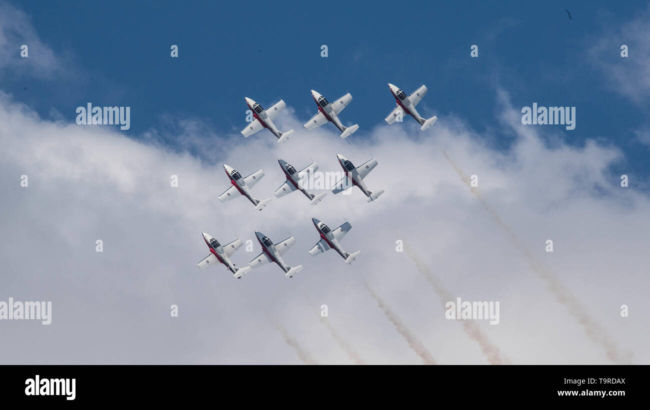 Royal Canadian Air Force CT-114 Tutor con le forze canadesi Snowbirds 431st aria squadrone dimostrativo, eseguire manovre aeree durante il crepuscolo Show a Barksdale Air Force Base, La., 17 maggio 2019. Il film crepuscolare ammessi aria e gli equipaggi di terra per mettere in pratica le procedure e i processi di un giorno prima che i difensori della libertà Air & Space Show. (U.S. Air Force foto di Airman Giacobbe B. Wrightsman) Foto Stock